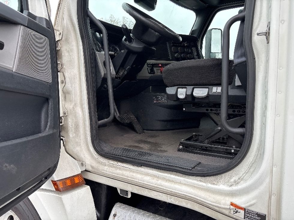 Sleeper Tractor-Heavy Duty Tractors-Freightliner-2020-T12664ST-Middlefield-OH-577,846\n\t\tmiles-$ 55,000 - Image 9