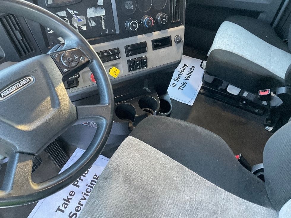Sleeper Tractor-Heavy Duty Tractors-Freightliner-2020-T12664ST-Millville-NJ-350,973\n\t\tmiles-$ 69,000 - Image 10