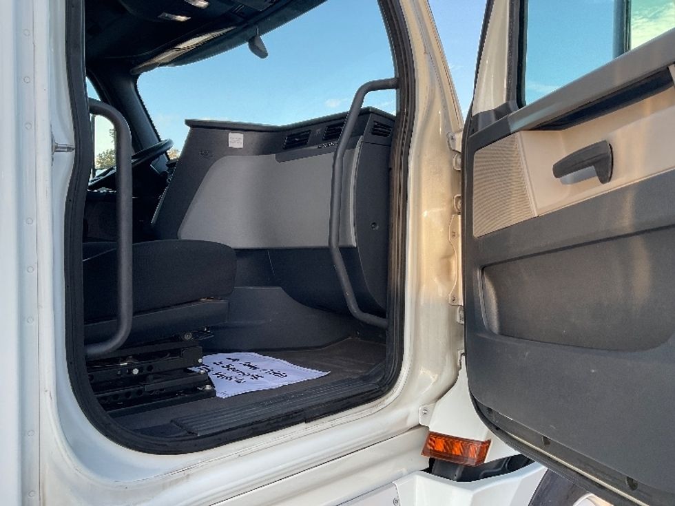 Sleeper Tractor-Heavy Duty Tractors-Freightliner-2020-T12664ST-Millville-NJ-350,973\n\t\tmiles-$ 69,000 - Image 13