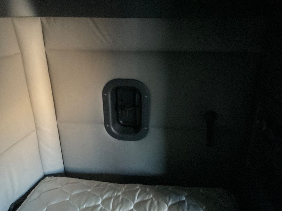 Sleeper Tractor-Heavy Duty Tractors-Freightliner-2020-T12664ST-Millville-NJ-350,973\n\t\tmiles-$ 69,000 - Image 18