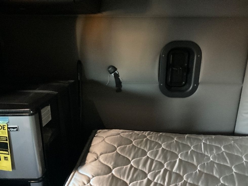 Sleeper Tractor-Heavy Duty Tractors-Freightliner-2020-T12664ST-Millville-NJ-350,973\n\t\tmiles-$ 69,000 - Image 19