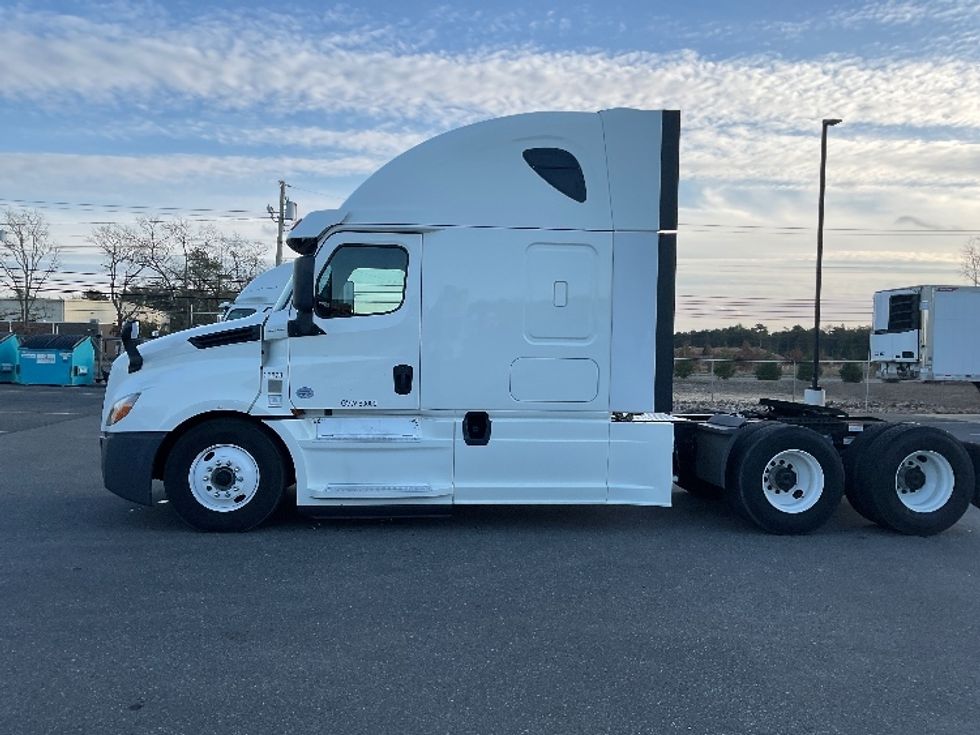 Sleeper Tractor-Heavy Duty Tractors-Freightliner-2020-T12664ST-Millville-NJ-350,973\n\t\tmiles-$ 69,000 - Image 4