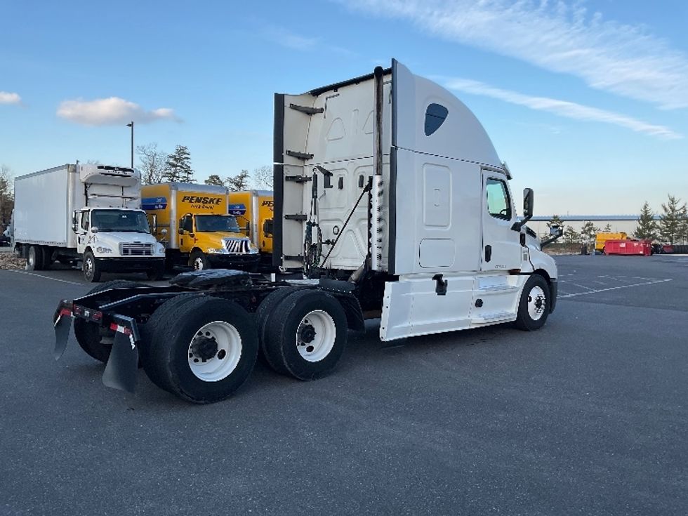 Sleeper Tractor-Heavy Duty Tractors-Freightliner-2020-T12664ST-Millville-NJ-350,973\n\t\tmiles-$ 69,000 - Image 7