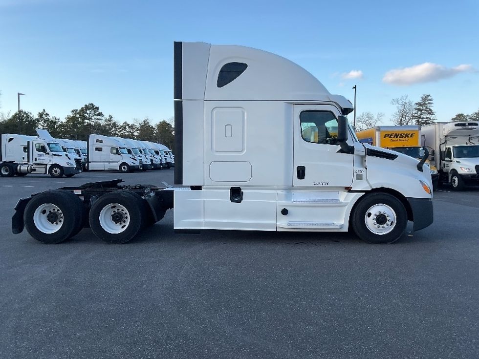 Sleeper Tractor-Heavy Duty Tractors-Freightliner-2020-T12664ST-Millville-NJ-350,973\n\t\tmiles-$ 69,000 - Image 8