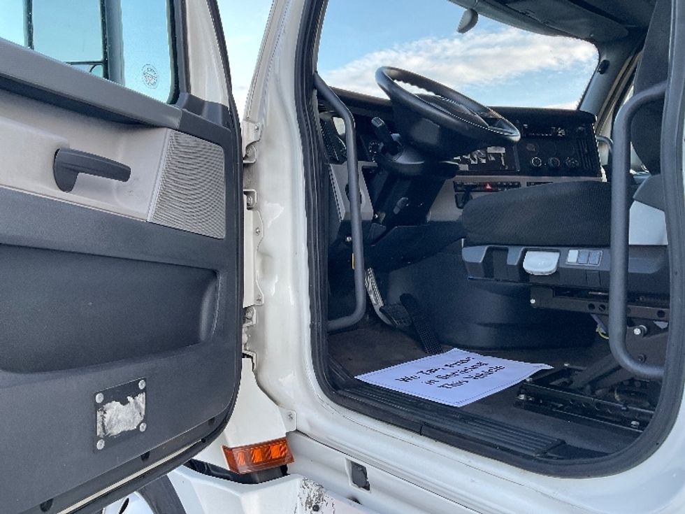 Sleeper Tractor-Heavy Duty Tractors-Freightliner-2020-T12664ST-Millville-NJ-350,973\n\t\tmiles-$ 69,000 - Image 9