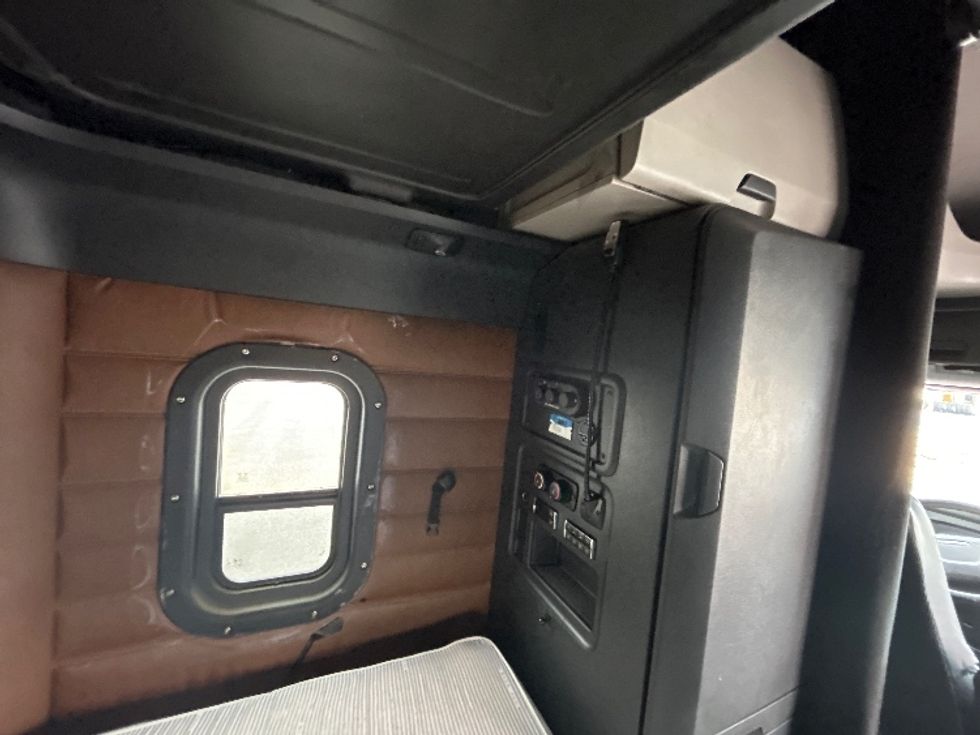 Sleeper Tractor-Heavy Duty Tractors-Freightliner-2020-T12664ST-Millville-NJ-629,398\n\t\tmiles-$ 52,750 - Image 15