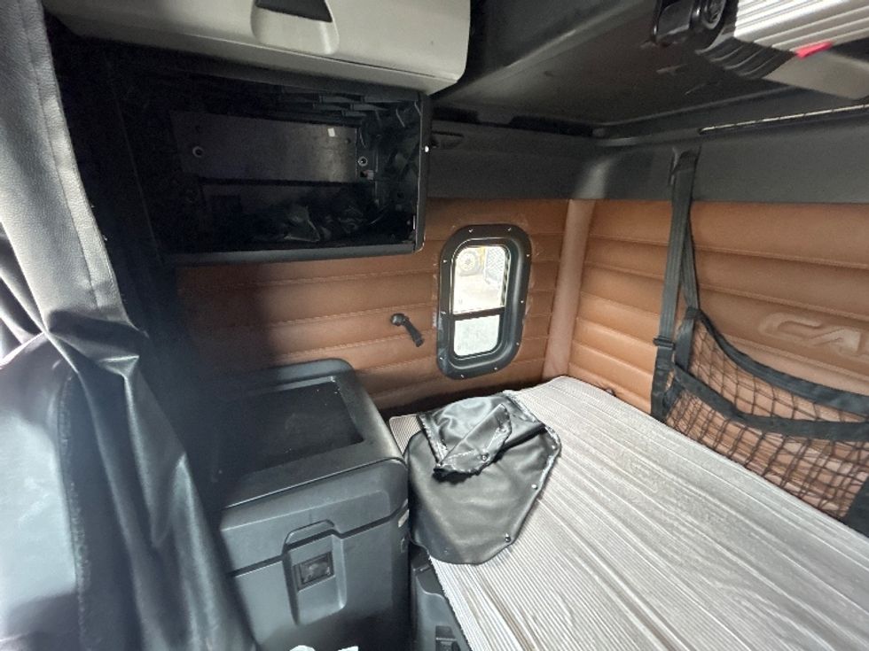 Sleeper Tractor-Heavy Duty Tractors-Freightliner-2020-T12664ST-Millville-NJ-629,398\n\t\tmiles-$ 52,750 - Image 16