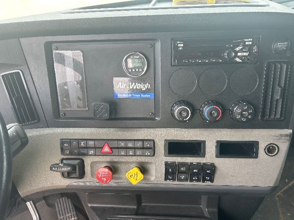 Sleeper Tractor-Heavy Duty Tractors-Freightliner-2020-T12664ST-Milwaukee-WI-354,883\n\t\tmiles-$ 71,250 - Image 12