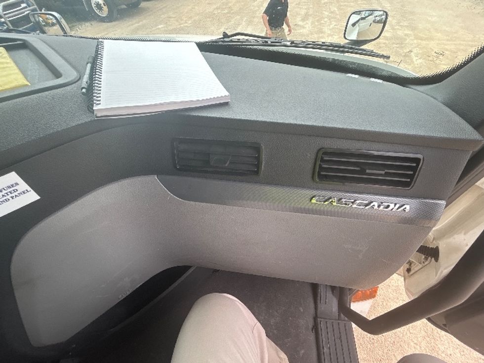 Sleeper Tractor-Heavy Duty Tractors-Freightliner-2020-T12664ST-Milwaukee-WI-354,883\n\t\tmiles-$ 71,250 - Image 14