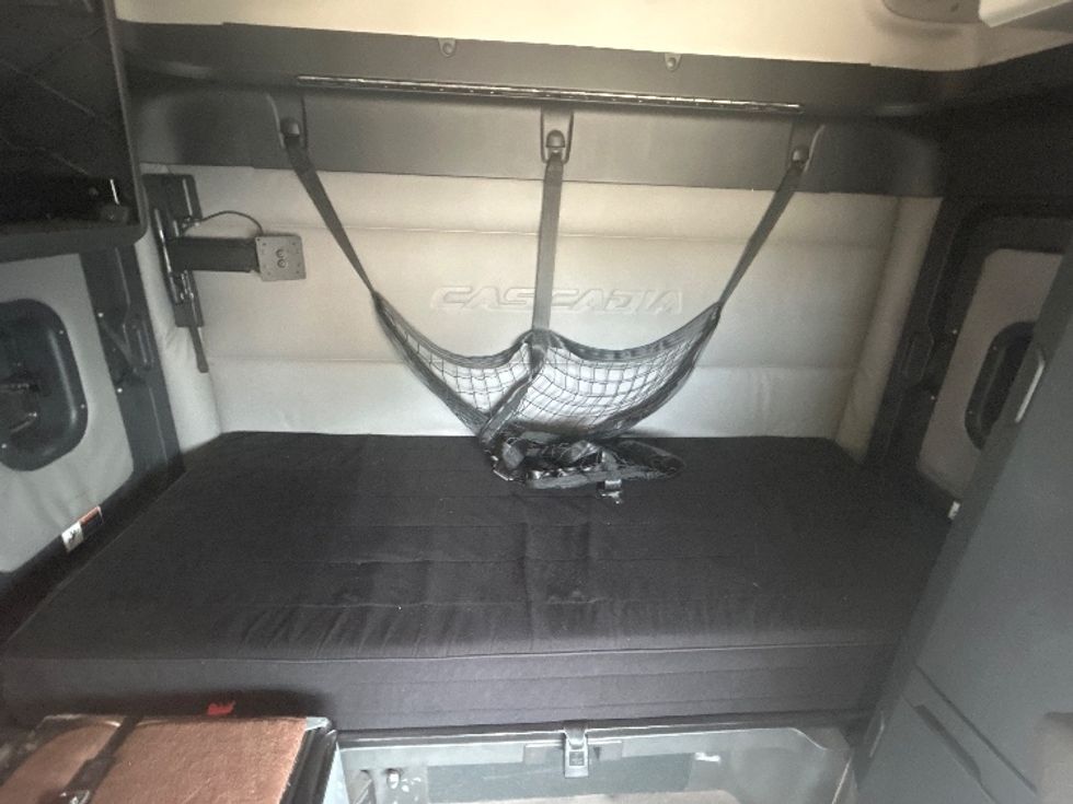 Sleeper Tractor-Heavy Duty Tractors-Freightliner-2020-T12664ST-Milwaukee-WI-354,883\n\t\tmiles-$ 71,250 - Image 16