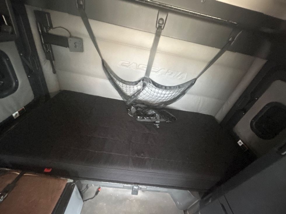 Sleeper Tractor-Heavy Duty Tractors-Freightliner-2020-T12664ST-Milwaukee-WI-354,883\n\t\tmiles-$ 71,250 - Image 17