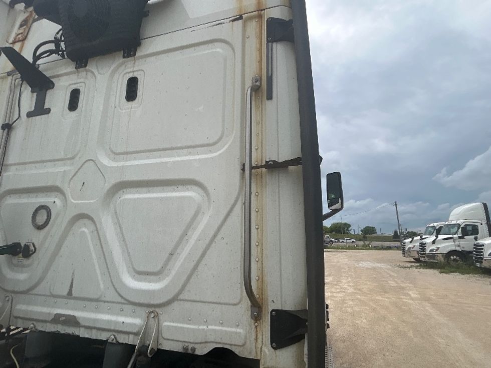 Sleeper Tractor-Heavy Duty Tractors-Freightliner-2020-T12664ST-Milwaukee-WI-354,883\n\t\tmiles-$ 71,250 - Image 24