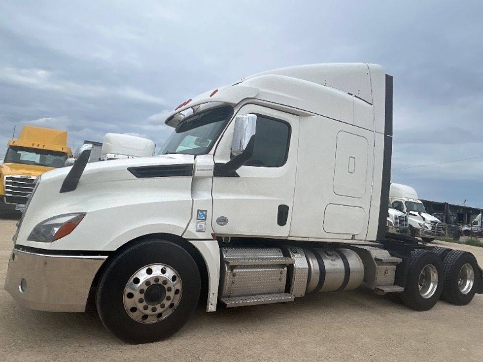 Sleeper Tractor-Heavy Duty Tractors-Freightliner-2020-T12664ST-Milwaukee-WI-354,883\n\t\tmiles-$ 71,250 - Image 4