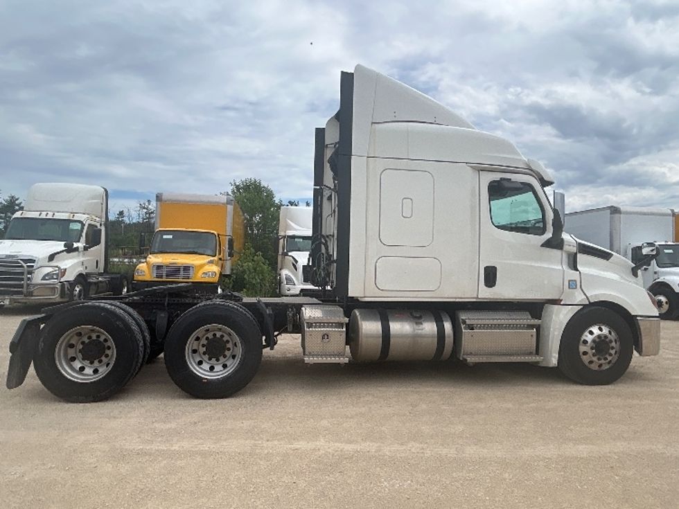 Sleeper Tractor-Heavy Duty Tractors-Freightliner-2020-T12664ST-Milwaukee-WI-354,883\n\t\tmiles-$ 71,250 - Image 8