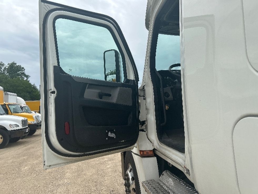 Sleeper Tractor-Heavy Duty Tractors-Freightliner-2020-T12664ST-Milwaukee-WI-354,883\n\t\tmiles-$ 71,250 - Image 9