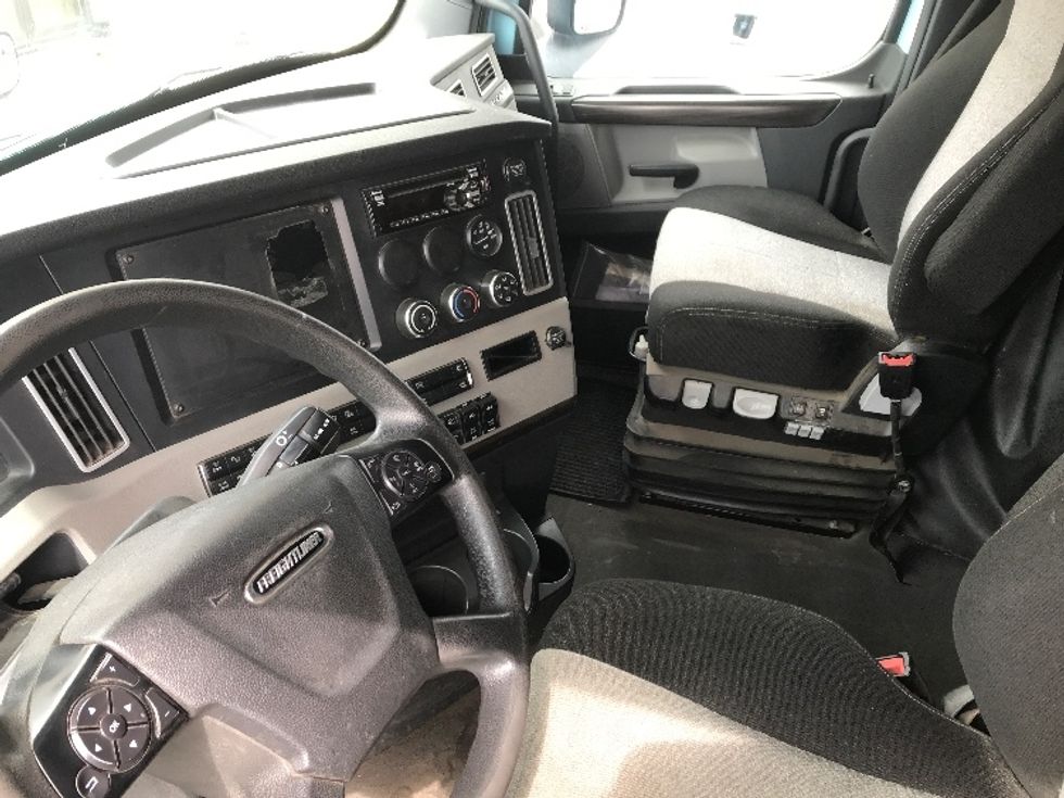 Sleeper Tractor-Heavy Duty Tractors-Freightliner-2020-T12664ST-Milwaukee-WI-499,030\n\t\tmiles-$ 58,000 - Image 10