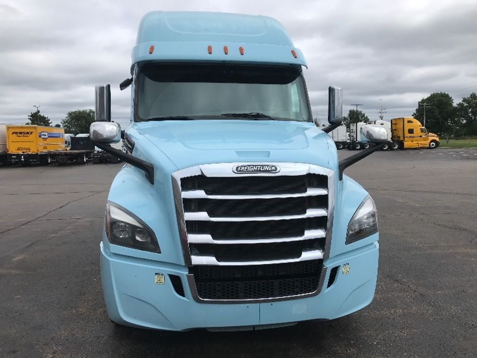 Sleeper Tractor-Heavy Duty Tractors-Freightliner-2020-T12664ST-Milwaukee-WI-499,030\n\t\tmiles-$ 58,000 - Image 2