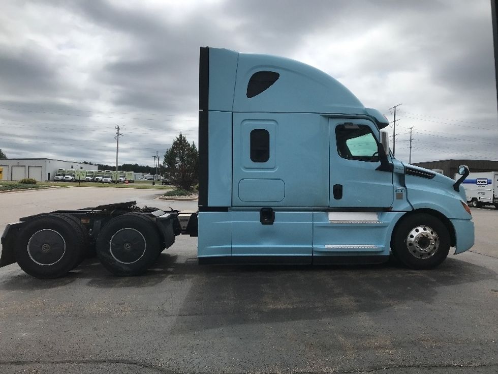 Sleeper Tractor-Heavy Duty Tractors-Freightliner-2020-T12664ST-Milwaukee-WI-499,030\n\t\tmiles-$ 58,000 - Image 8