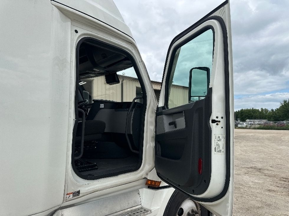 Sleeper Tractor-Heavy Duty Tractors-Freightliner-2020-T12664ST-Milwaukee-WI-531,779\n\t\tmiles-$ 58,500 - Image 13