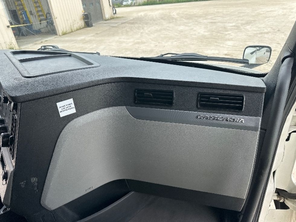 Sleeper Tractor-Heavy Duty Tractors-Freightliner-2020-T12664ST-Milwaukee-WI-531,779\n\t\tmiles-$ 58,500 - Image 14