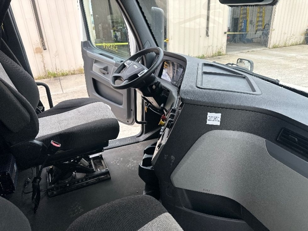 Sleeper Tractor-Heavy Duty Tractors-Freightliner-2020-T12664ST-Milwaukee-WI-531,779\n\t\tmiles-$ 58,500 - Image 15