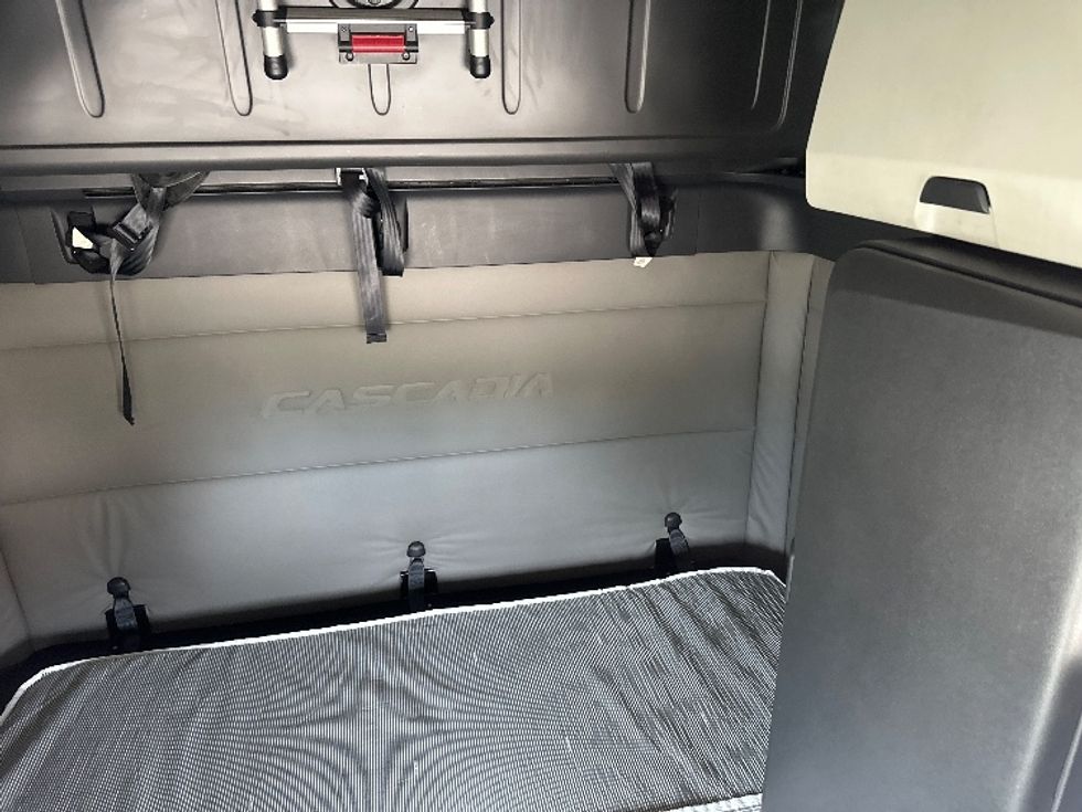 Sleeper Tractor-Heavy Duty Tractors-Freightliner-2020-T12664ST-Milwaukee-WI-531,779\n\t\tmiles-$ 58,500 - Image 16