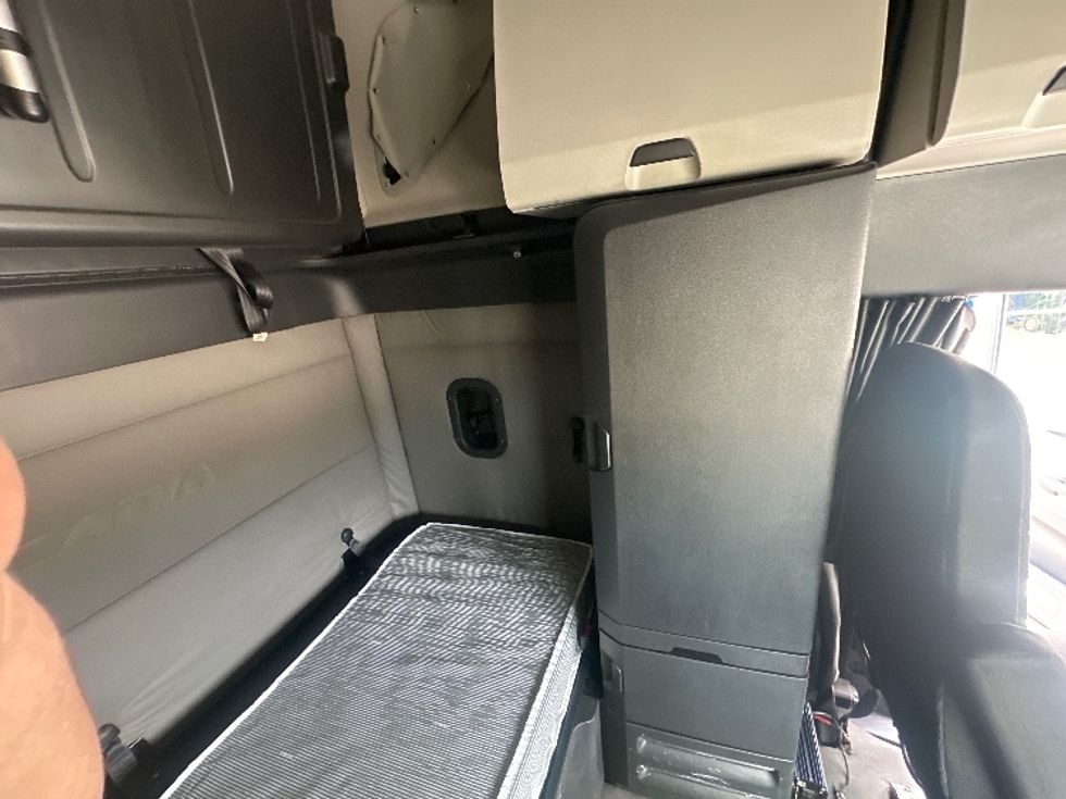 Sleeper Tractor-Heavy Duty Tractors-Freightliner-2020-T12664ST-Milwaukee-WI-531,779\n\t\tmiles-$ 58,500 - Image 18