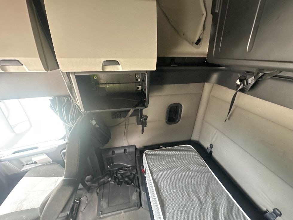 Sleeper Tractor-Heavy Duty Tractors-Freightliner-2020-T12664ST-Milwaukee-WI-531,779\n\t\tmiles-$ 58,500 - Image 19