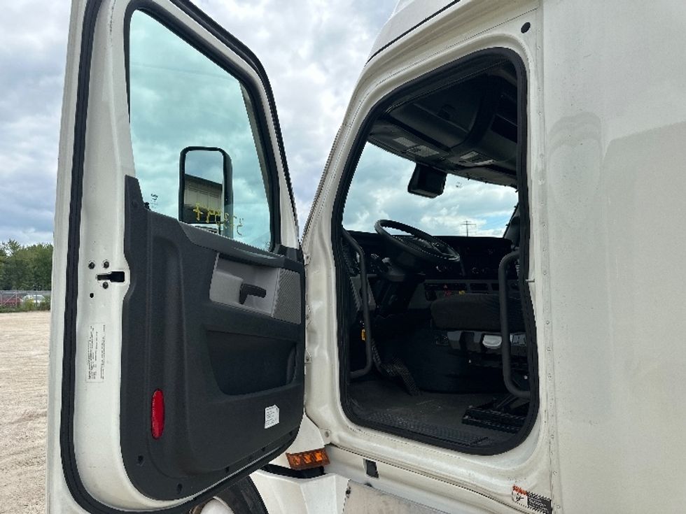 Sleeper Tractor-Heavy Duty Tractors-Freightliner-2020-T12664ST-Milwaukee-WI-531,779\n\t\tmiles-$ 58,500 - Image 9