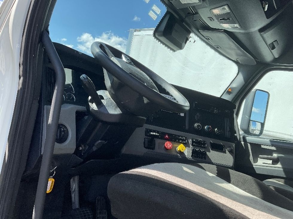 Sleeper Tractor-Heavy Duty Tractors-Freightliner-2020-T12664ST-Milwaukee-WI-559,543\n\t\tmiles-$ 56,250 - Image 10