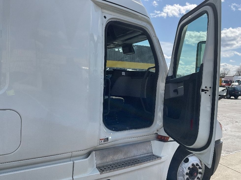 Sleeper Tractor-Heavy Duty Tractors-Freightliner-2020-T12664ST-Milwaukee-WI-559,543\n\t\tmiles-$ 56,250 - Image 13