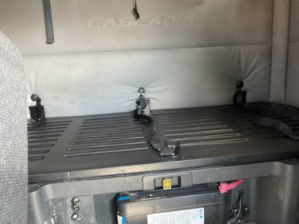 Sleeper Tractor-Heavy Duty Tractors-Freightliner-2020-T12664ST-Milwaukee-WI-559,543\n\t\tmiles-$ 56,250 - Image 16