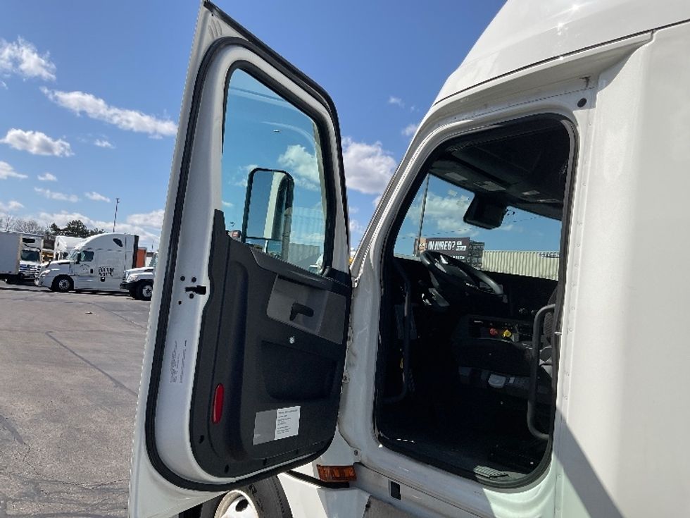 Sleeper Tractor-Heavy Duty Tractors-Freightliner-2020-T12664ST-Milwaukee-WI-559,543\n\t\tmiles-$ 56,250 - Image 9