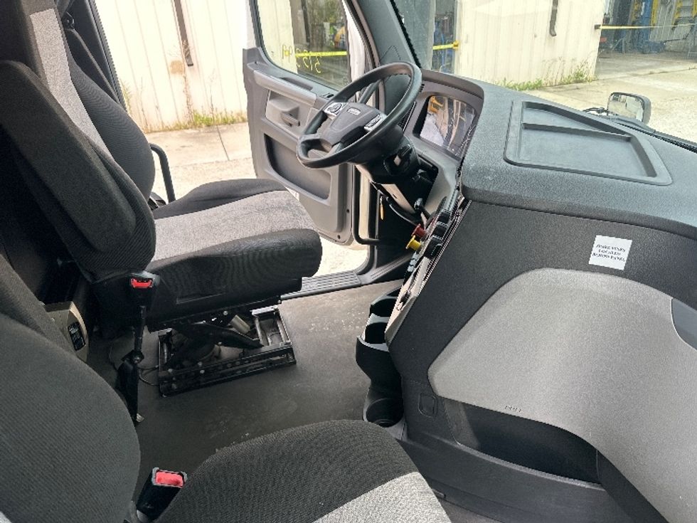 Sleeper Tractor-Heavy Duty Tractors-Freightliner-2020-T12664ST-Milwaukee-WI-582,362\n\t\tmiles-$ 54,250 - Image 15