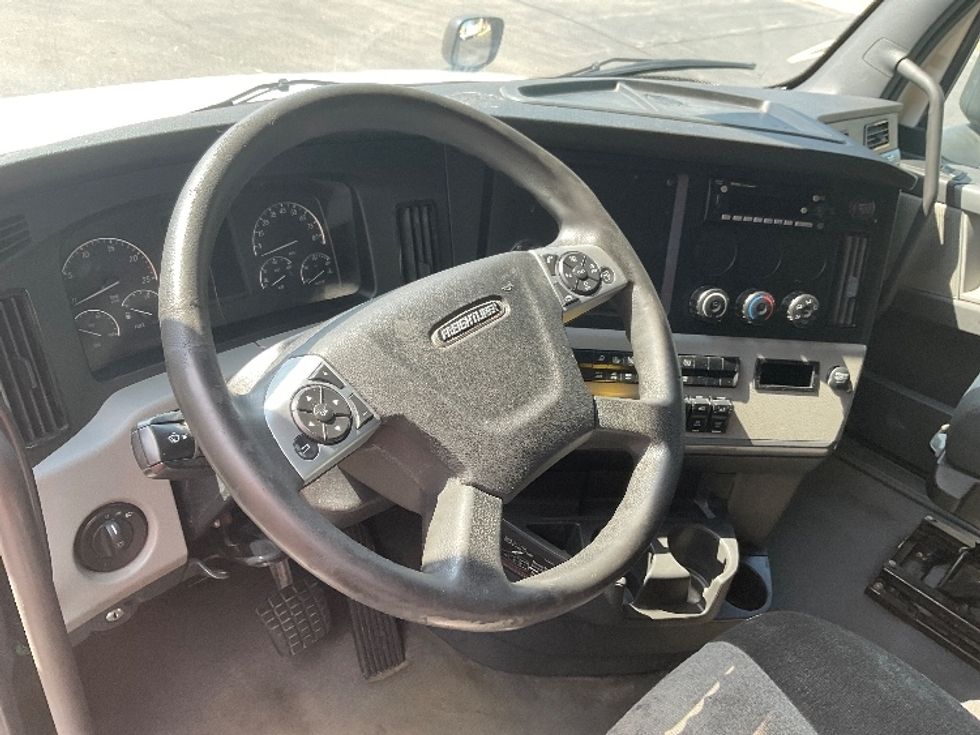Sleeper Tractor-Heavy Duty Tractors-Freightliner-2020-T12664ST-Milwaukee-WI-586,122\n\t\tmiles-$ 53,750 - Image 10