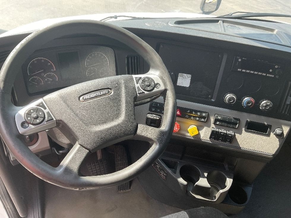 Sleeper Tractor-Heavy Duty Tractors-Freightliner-2020-T12664ST-Milwaukee-WI-586,122\n\t\tmiles-$ 53,750 - Image 11