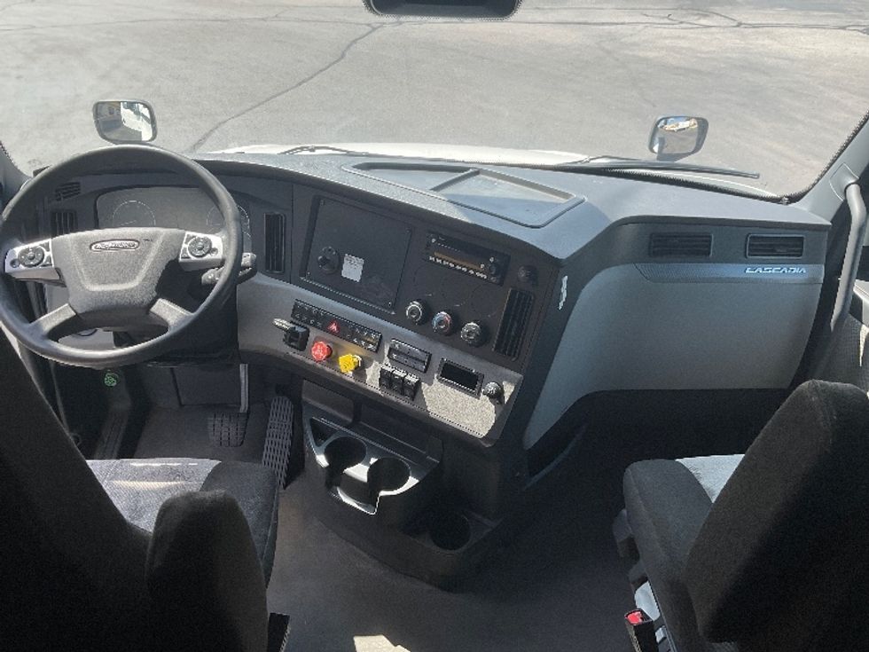 Sleeper Tractor-Heavy Duty Tractors-Freightliner-2020-T12664ST-Milwaukee-WI-586,122\n\t\tmiles-$ 53,750 - Image 12