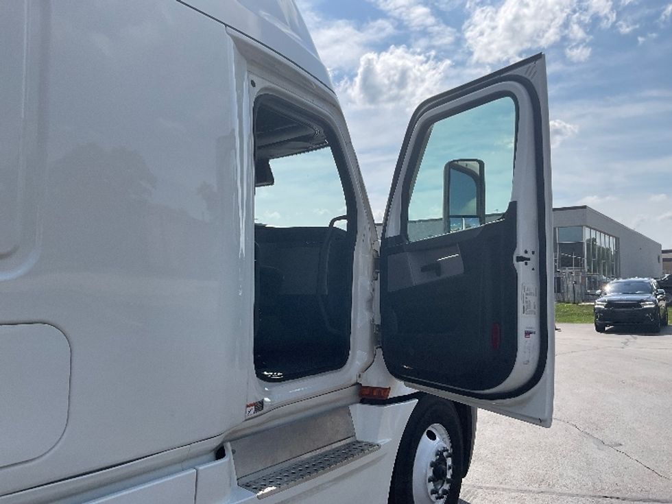 Sleeper Tractor-Heavy Duty Tractors-Freightliner-2020-T12664ST-Milwaukee-WI-586,122\n\t\tmiles-$ 53,750 - Image 13