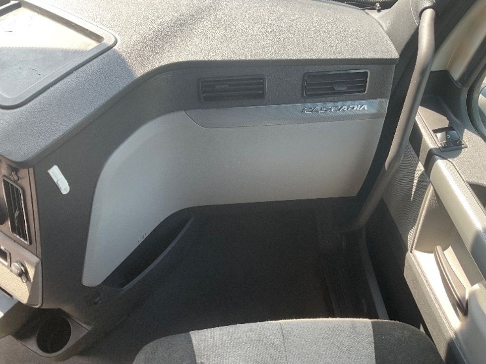 Sleeper Tractor-Heavy Duty Tractors-Freightliner-2020-T12664ST-Milwaukee-WI-586,122\n\t\tmiles-$ 53,750 - Image 14