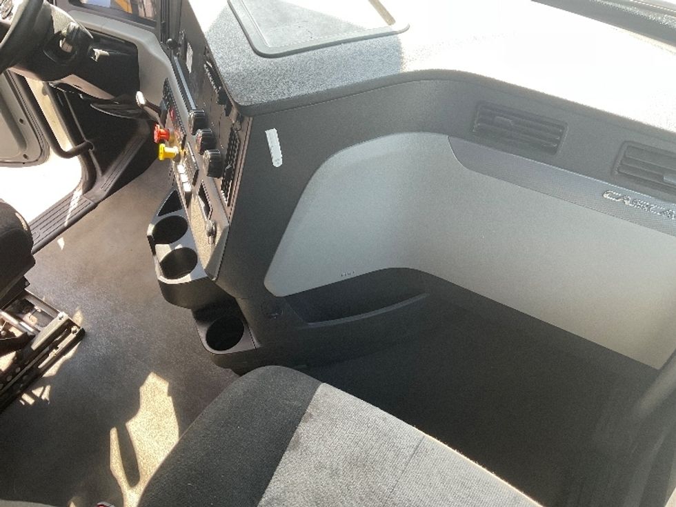 Sleeper Tractor-Heavy Duty Tractors-Freightliner-2020-T12664ST-Milwaukee-WI-586,122\n\t\tmiles-$ 53,750 - Image 15