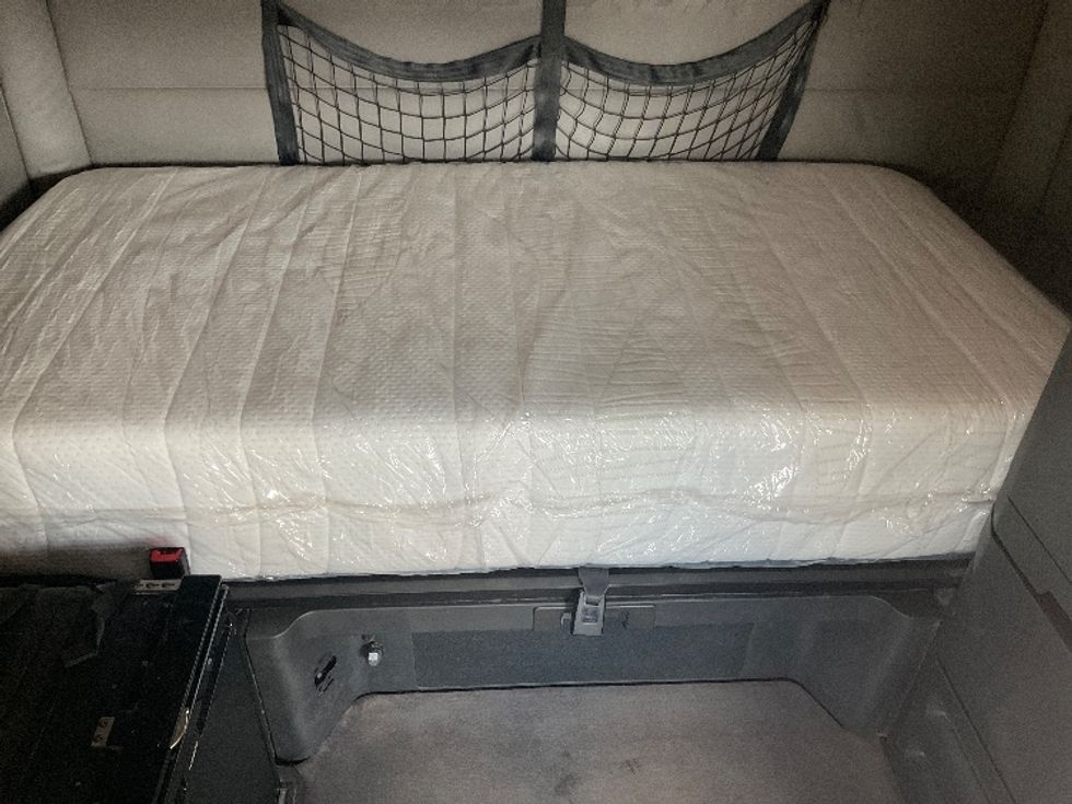 Sleeper Tractor-Heavy Duty Tractors-Freightliner-2020-T12664ST-Milwaukee-WI-586,122\n\t\tmiles-$ 53,750 - Image 16