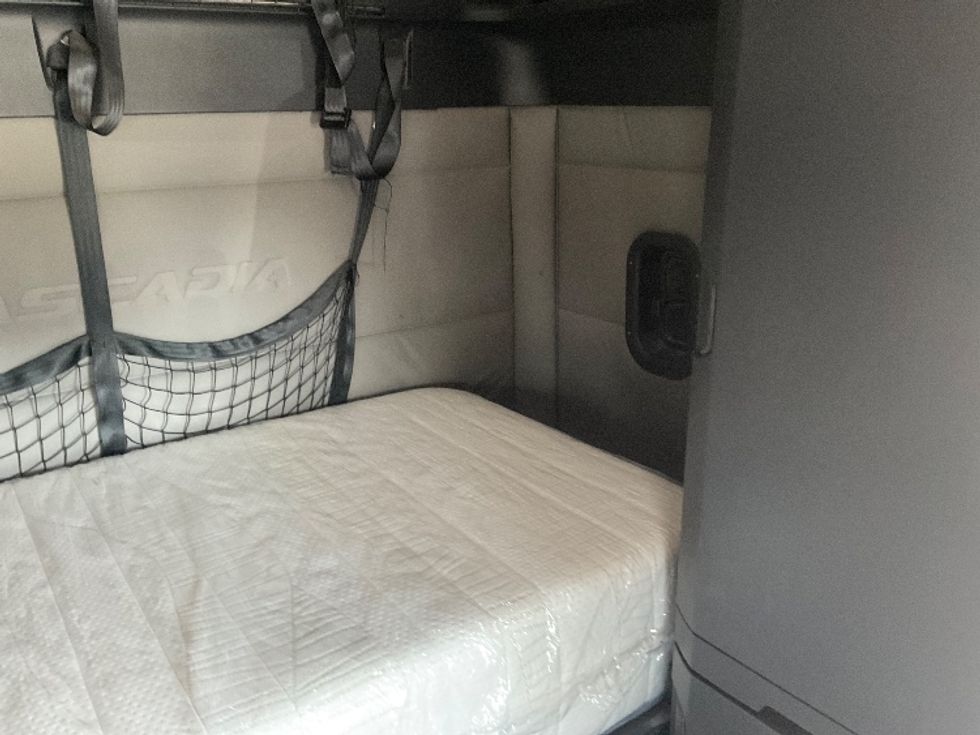 Sleeper Tractor-Heavy Duty Tractors-Freightliner-2020-T12664ST-Milwaukee-WI-586,122\n\t\tmiles-$ 53,750 - Image 17