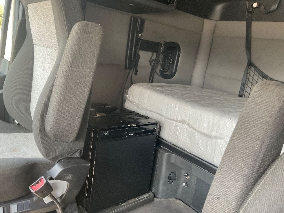 Sleeper Tractor-Heavy Duty Tractors-Freightliner-2020-T12664ST-Milwaukee-WI-586,122\n\t\tmiles-$ 53,750 - Image 18