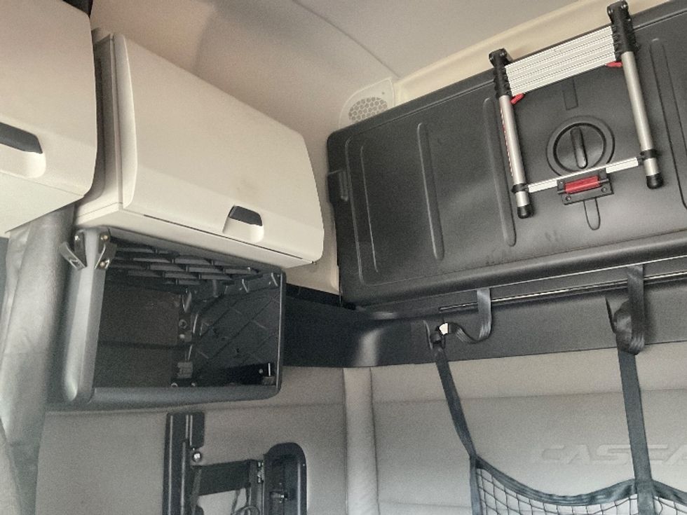 Sleeper Tractor-Heavy Duty Tractors-Freightliner-2020-T12664ST-Milwaukee-WI-586,122\n\t\tmiles-$ 53,750 - Image 19