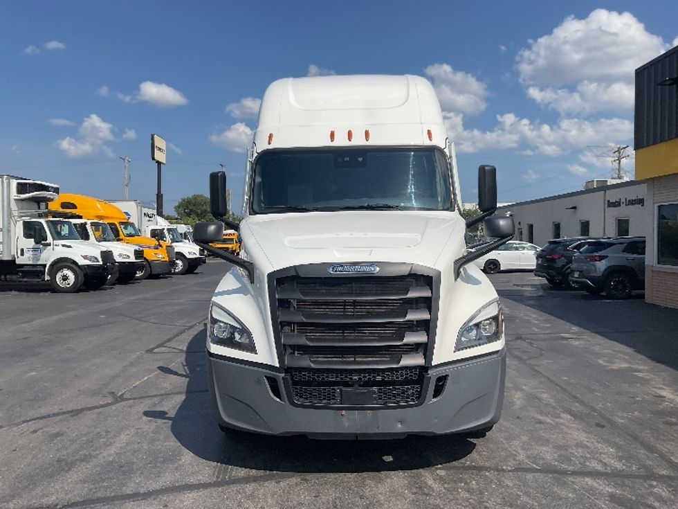 Sleeper Tractor-Heavy Duty Tractors-Freightliner-2020-T12664ST-Milwaukee-WI-586,122\n\t\tmiles-$ 53,750 - Image 2