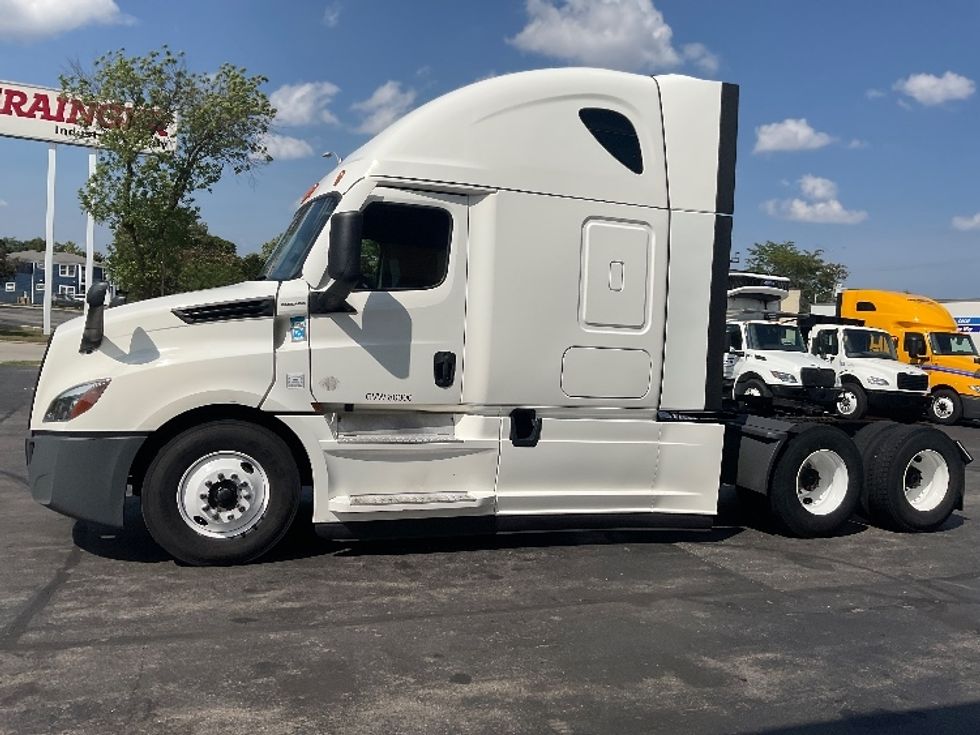 Sleeper Tractor-Heavy Duty Tractors-Freightliner-2020-T12664ST-Milwaukee-WI-586,122\n\t\tmiles-$ 53,750 - Image 4