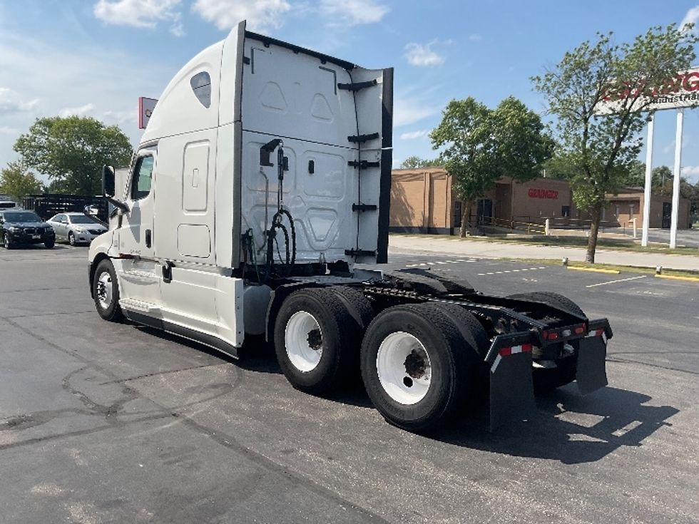 Sleeper Tractor-Heavy Duty Tractors-Freightliner-2020-T12664ST-Milwaukee-WI-586,122\n\t\tmiles-$ 53,750 - Image 5