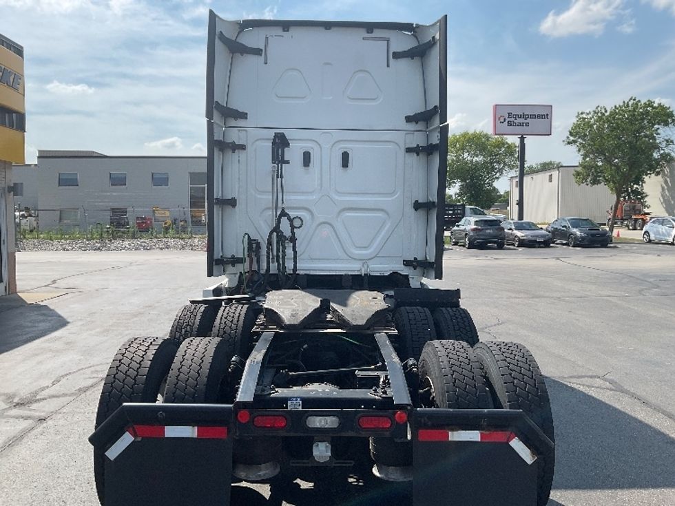Sleeper Tractor-Heavy Duty Tractors-Freightliner-2020-T12664ST-Milwaukee-WI-586,122\n\t\tmiles-$ 53,750 - Image 6