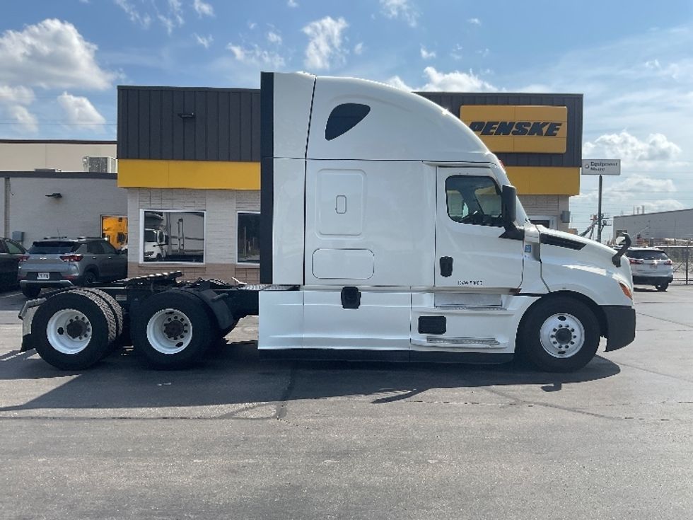 Sleeper Tractor-Heavy Duty Tractors-Freightliner-2020-T12664ST-Milwaukee-WI-586,122\n\t\tmiles-$ 53,750 - Image 8