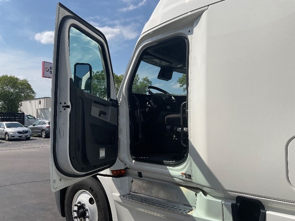 Sleeper Tractor-Heavy Duty Tractors-Freightliner-2020-T12664ST-Milwaukee-WI-586,122\n\t\tmiles-$ 53,750 - Image 9